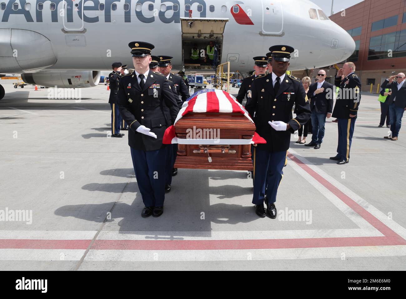 Le caporal David B. Milano, MIA, a été perdu en action pendant la guerre de Corée contre 2 décembre 1950. Après 71 ans, il sera rapatrié aux États-Unis et réunifié avec sa famille. Une garde d'honneur composée de membres de la Garde nationale de l'Utah dirige un honorable Carry à l'aéroport international de Salt Lake City, à 26 avril 2022. Milano est né à Chicago, Illinois, le 23 décembre 1932, à Albert et Lida Milano. Sa famille a déménagé dans l'Utah, où Milano sera mis au repos à côté de sa mère, sa sœur et son beau-frère à Evergreen Memorial Park, 100 Monroe Blvd., Ogden, Utah. Banque D'Images