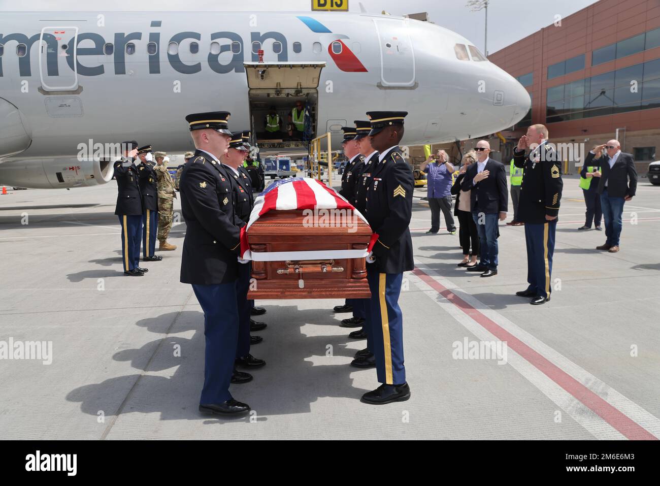 Le caporal David B. Milano, MIA, a été perdu en action pendant la guerre de Corée contre 2 décembre 1950. Après 71 ans, il sera rapatrié aux États-Unis et réunifié avec sa famille. Une garde d'honneur composée de membres de la Garde nationale de l'Utah dirige un honorable Carry à l'aéroport international de Salt Lake City, à 26 avril 2022. Milano est né à Chicago, Illinois, le 23 décembre 1932, à Albert et Lida Milano. Sa famille a déménagé dans l'Utah, où Milano sera mis au repos à côté de sa mère, sa sœur et son beau-frère à Evergreen Memorial Park, 100 Monroe Blvd., Ogden, Utah. Banque D'Images