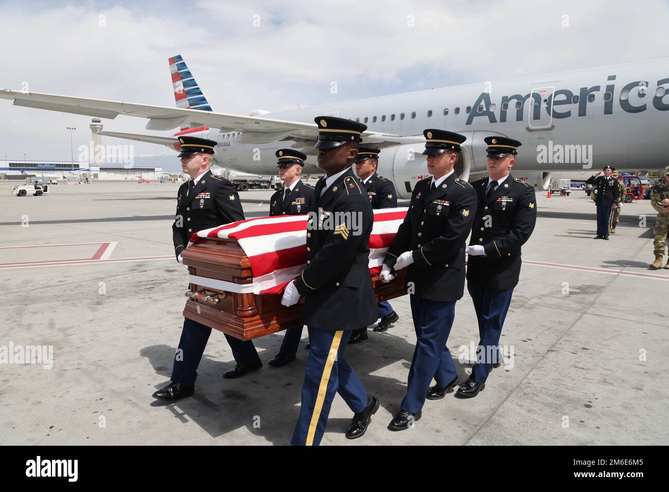Le caporal David B. Milano, MIA, a été perdu en action pendant la guerre de Corée contre 2 décembre 1950. Après 71 ans, il sera rapatrié aux États-Unis et réunifié avec sa famille. Une garde d'honneur composée de membres de la Garde nationale de l'Utah dirige un honorable Carry à l'aéroport international de Salt Lake City, à 26 avril 2022. Milano est né à Chicago, Illinois, le 23 décembre 1932, à Albert et Lida Milano. Sa famille a déménagé dans l'Utah, où Milano sera mis au repos à côté de sa mère, sa sœur et son beau-frère à Evergreen Memorial Park, 100 Monroe Blvd., Ogden, Utah. Banque D'Images