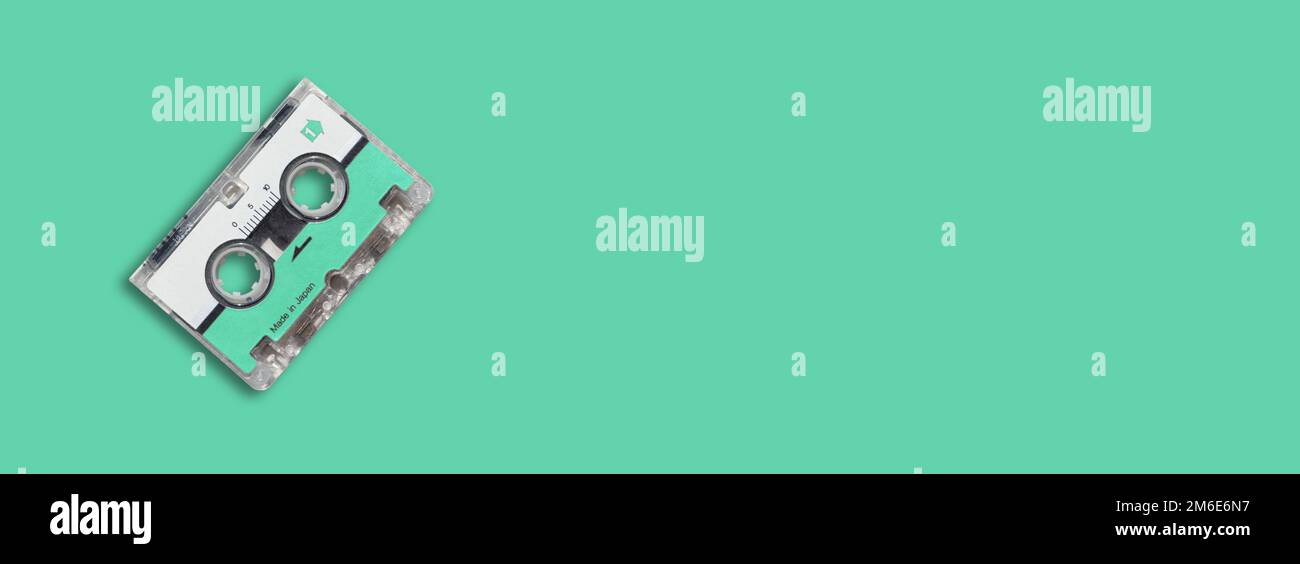 Cassette mini sur fond coloré. Banque D'Images