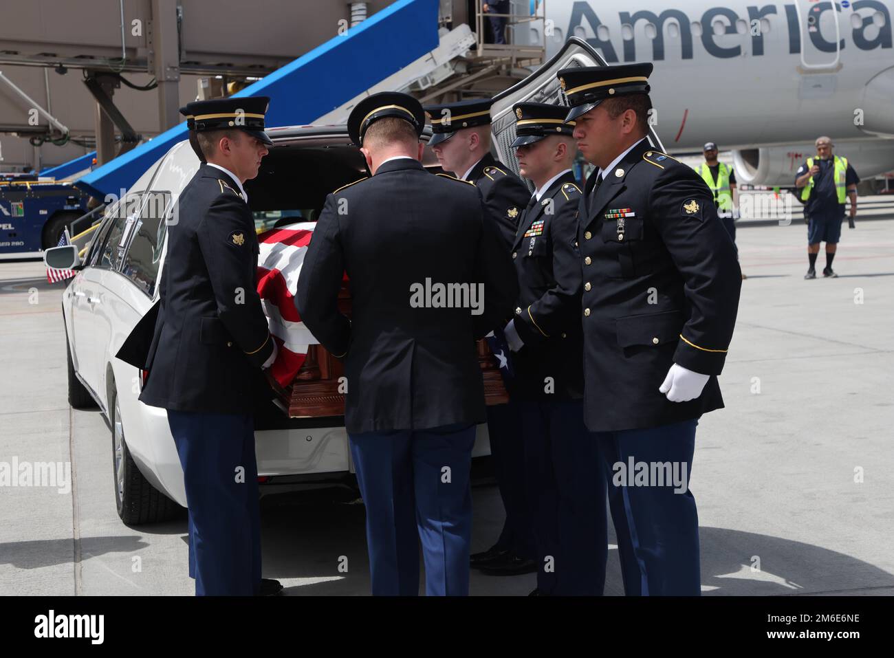 Le caporal David B. Milano, MIA, a été perdu en action pendant la guerre de Corée contre 2 décembre 1950. Après 71 ans, il sera rapatrié aux États-Unis et réunifié avec sa famille. Une garde d'honneur composée de membres de la Garde nationale de l'Utah dirige un honorable Carry à l'aéroport international de Salt Lake City, à 26 avril 2022. Milano est né à Chicago, Illinois, le 23 décembre 1932, à Albert et Lida Milano. Sa famille a déménagé dans l'Utah, où Milano sera mis au repos à côté de sa mère, sa sœur et son beau-frère à Evergreen Memorial Park, 100 Monroe Blvd., Ogden, Utah. Banque D'Images