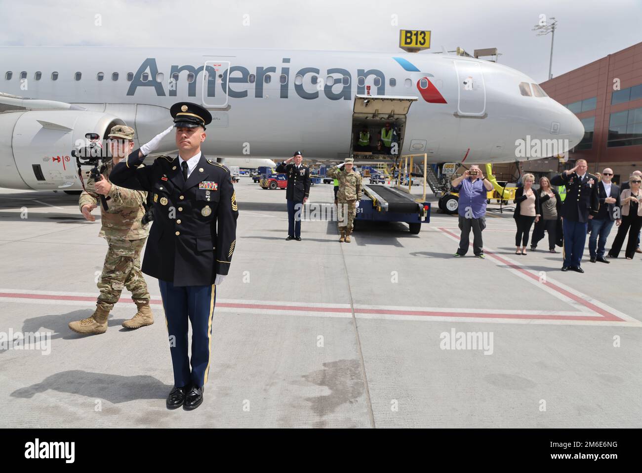 Le caporal David B. Milano, MIA, a été perdu en action pendant la guerre de Corée contre 2 décembre 1950. Après 71 ans, il sera rapatrié aux États-Unis et réunifié avec sa famille. Une garde d'honneur composée de membres de la Garde nationale de l'Utah dirige un honorable Carry à l'aéroport international de Salt Lake City, à 26 avril 2022. Milano est né à Chicago, Illinois, le 23 décembre 1932, à Albert et Lida Milano. Sa famille a déménagé dans l'Utah, où Milano sera mis au repos à côté de sa mère, sa sœur et son beau-frère à Evergreen Memorial Park, 100 Monroe Blvd., Ogden, Utah. Banque D'Images