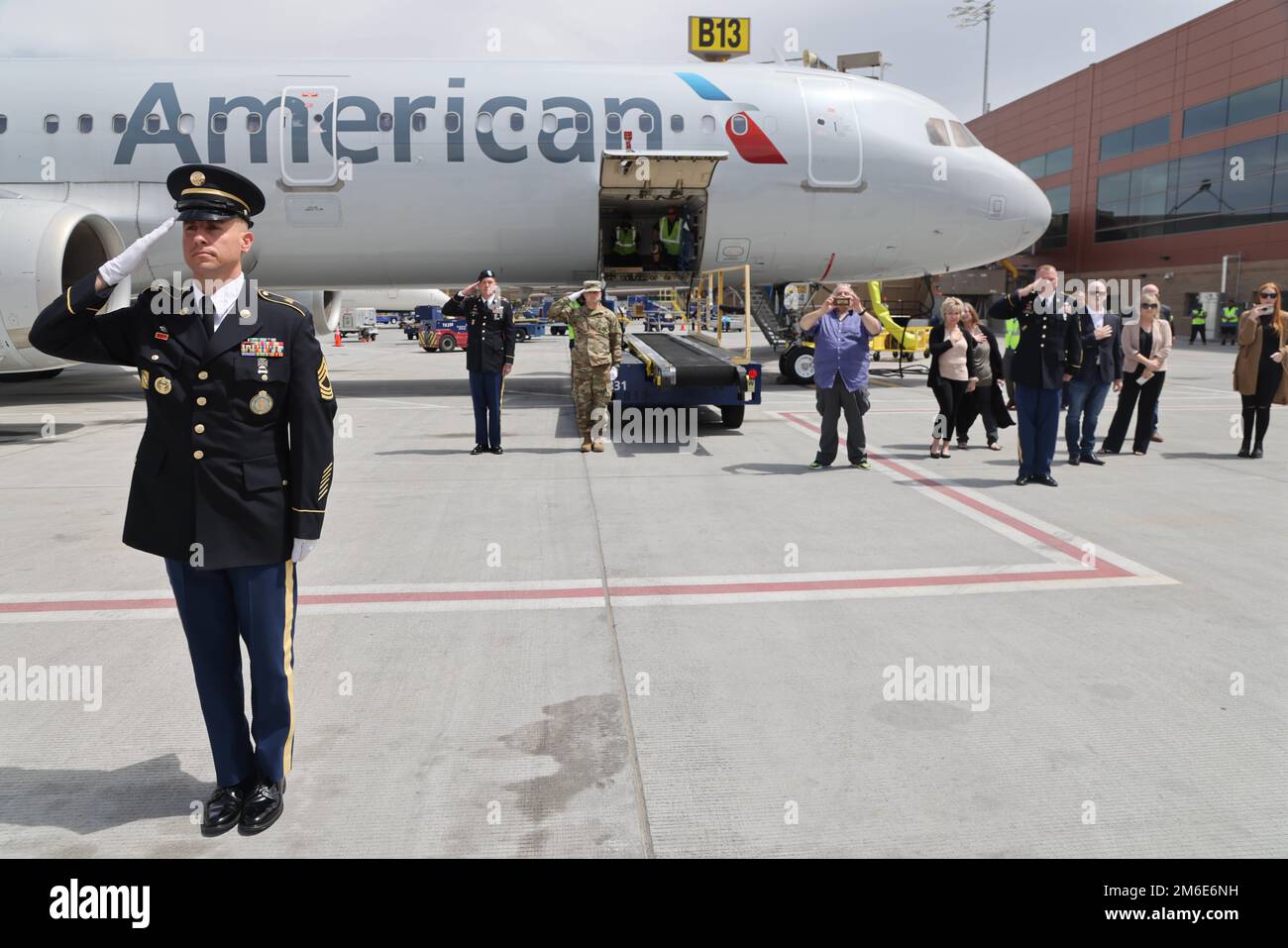 Le caporal David B. Milano, MIA, a été perdu en action pendant la guerre de Corée contre 2 décembre 1950. Après 71 ans, il sera rapatrié aux États-Unis et réunifié avec sa famille. Une garde d'honneur composée de membres de la Garde nationale de l'Utah dirige un honorable Carry à l'aéroport international de Salt Lake City, à 26 avril 2022. Milano est né à Chicago, Illinois, le 23 décembre 1932, à Albert et Lida Milano. Sa famille a déménagé dans l'Utah, où Milano sera mis au repos à côté de sa mère, sa sœur et son beau-frère à Evergreen Memorial Park, 100 Monroe Blvd., Ogden, Utah. Banque D'Images