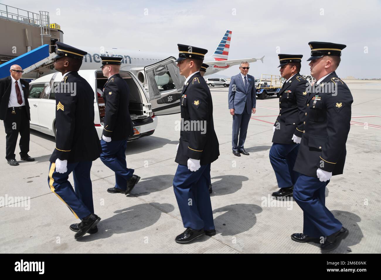 Le caporal David B. Milano, MIA, a été perdu en action pendant la guerre de Corée contre 2 décembre 1950. Après 71 ans, il sera rapatrié aux États-Unis et réunifié avec sa famille. Une garde d'honneur composée de membres de la Garde nationale de l'Utah dirige un honorable Carry à l'aéroport international de Salt Lake City, à 26 avril 2022. Milano est né à Chicago, Illinois, le 23 décembre 1932, à Albert et Lida Milano. Sa famille a déménagé dans l'Utah, où Milano sera mis au repos à côté de sa mère, sa sœur et son beau-frère à Evergreen Memorial Park, 100 Monroe Blvd., Ogden, Utah. Banque D'Images