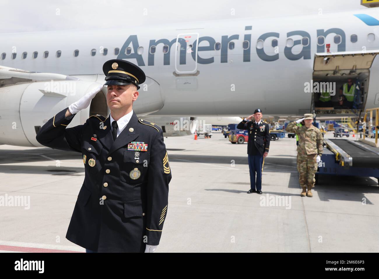 Le caporal David B. Milano, MIA, a été perdu en action pendant la guerre de Corée contre 2 décembre 1950. Après 71 ans, il sera rapatrié aux États-Unis et réunifié avec sa famille. Une garde d'honneur composée de membres de la Garde nationale de l'Utah dirige un honorable Carry à l'aéroport international de Salt Lake City, à 26 avril 2022. Milano est né à Chicago, Illinois, le 23 décembre 1932, à Albert et Lida Milano. Sa famille a déménagé dans l'Utah, où Milano sera mis au repos à côté de sa mère, sa sœur et son beau-frère à Evergreen Memorial Park, 100 Monroe Blvd., Ogden, Utah. Banque D'Images