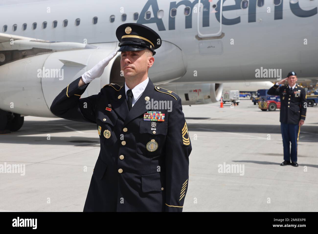 Le caporal David B. Milano, MIA, a été perdu en action pendant la guerre de Corée contre 2 décembre 1950. Après 71 ans, il sera rapatrié aux États-Unis et réunifié avec sa famille. Une garde d'honneur composée de membres de la Garde nationale de l'Utah dirige un honorable Carry à l'aéroport international de Salt Lake City, à 26 avril 2022. Milano est né à Chicago, Illinois, le 23 décembre 1932, à Albert et Lida Milano. Sa famille a déménagé dans l'Utah, où Milano sera mis au repos à côté de sa mère, sa sœur et son beau-frère à Evergreen Memorial Park, 100 Monroe Blvd., Ogden, Utah. Banque D'Images