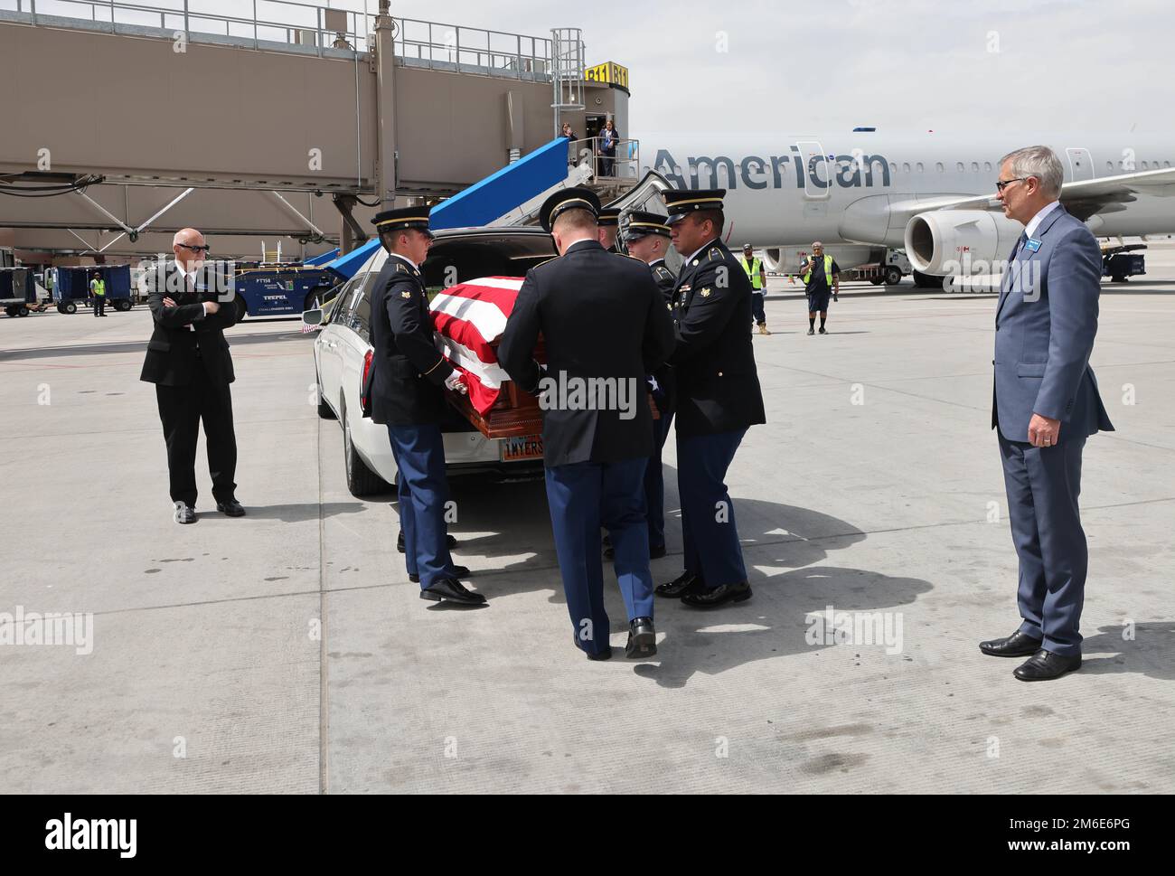 Le caporal David B. Milano, MIA, a été perdu en action pendant la guerre de Corée contre 2 décembre 1950. Après 71 ans, il sera rapatrié aux États-Unis et réunifié avec sa famille. Une garde d'honneur composée de membres de la Garde nationale de l'Utah dirige un honorable Carry à l'aéroport international de Salt Lake City, à 26 avril 2022. Milano est né à Chicago, Illinois, le 23 décembre 1932, à Albert et Lida Milano. Sa famille a déménagé dans l'Utah, où Milano sera mis au repos à côté de sa mère, sa sœur et son beau-frère à Evergreen Memorial Park, 100 Monroe Blvd., Ogden, Utah. Banque D'Images