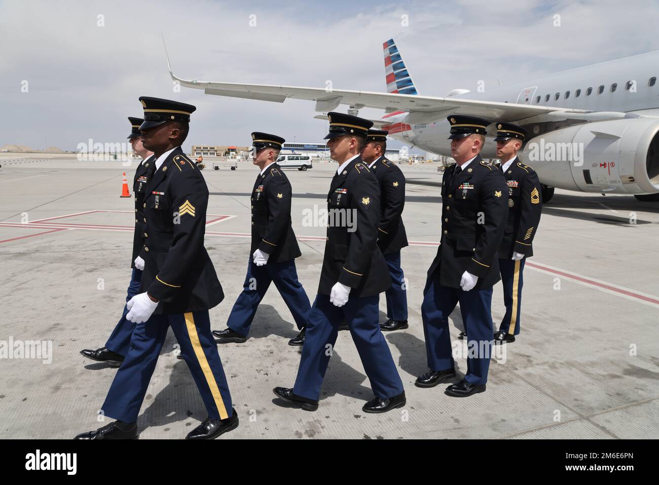 Le caporal David B. Milano, MIA, a été perdu en action pendant la guerre de Corée contre 2 décembre 1950. Après 71 ans, il sera rapatrié aux États-Unis et réunifié avec sa famille. Une garde d'honneur composée de membres de la Garde nationale de l'Utah dirige un honorable Carry à l'aéroport international de Salt Lake City, à 26 avril 2022. Milano est né à Chicago, Illinois, le 23 décembre 1932, à Albert et Lida Milano. Sa famille a déménagé dans l'Utah, où Milano sera mis au repos à côté de sa mère, sa sœur et son beau-frère à Evergreen Memorial Park, 100 Monroe Blvd., Ogden, Utah. Banque D'Images