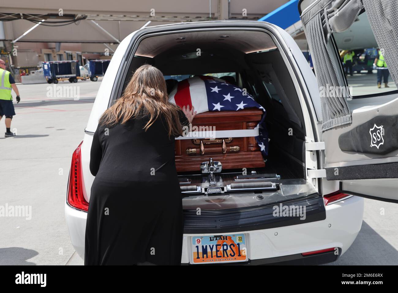 Le caporal David B. Milano, MIA, a été perdu en action pendant la guerre de Corée contre 2 décembre 1950. Après 71 ans, il sera rapatrié aux États-Unis et réunifié avec sa famille. Une garde d'honneur composée de membres de la Garde nationale de l'Utah dirige un honorable Carry à l'aéroport international de Salt Lake City, à 26 avril 2022. Milano est né à Chicago, Illinois, le 23 décembre 1932, à Albert et Lida Milano. Sa famille a déménagé dans l'Utah, où Milano sera mis au repos à côté de sa mère, sa sœur et son beau-frère à Evergreen Memorial Park, 100 Monroe Blvd., Ogden, Utah. Banque D'Images