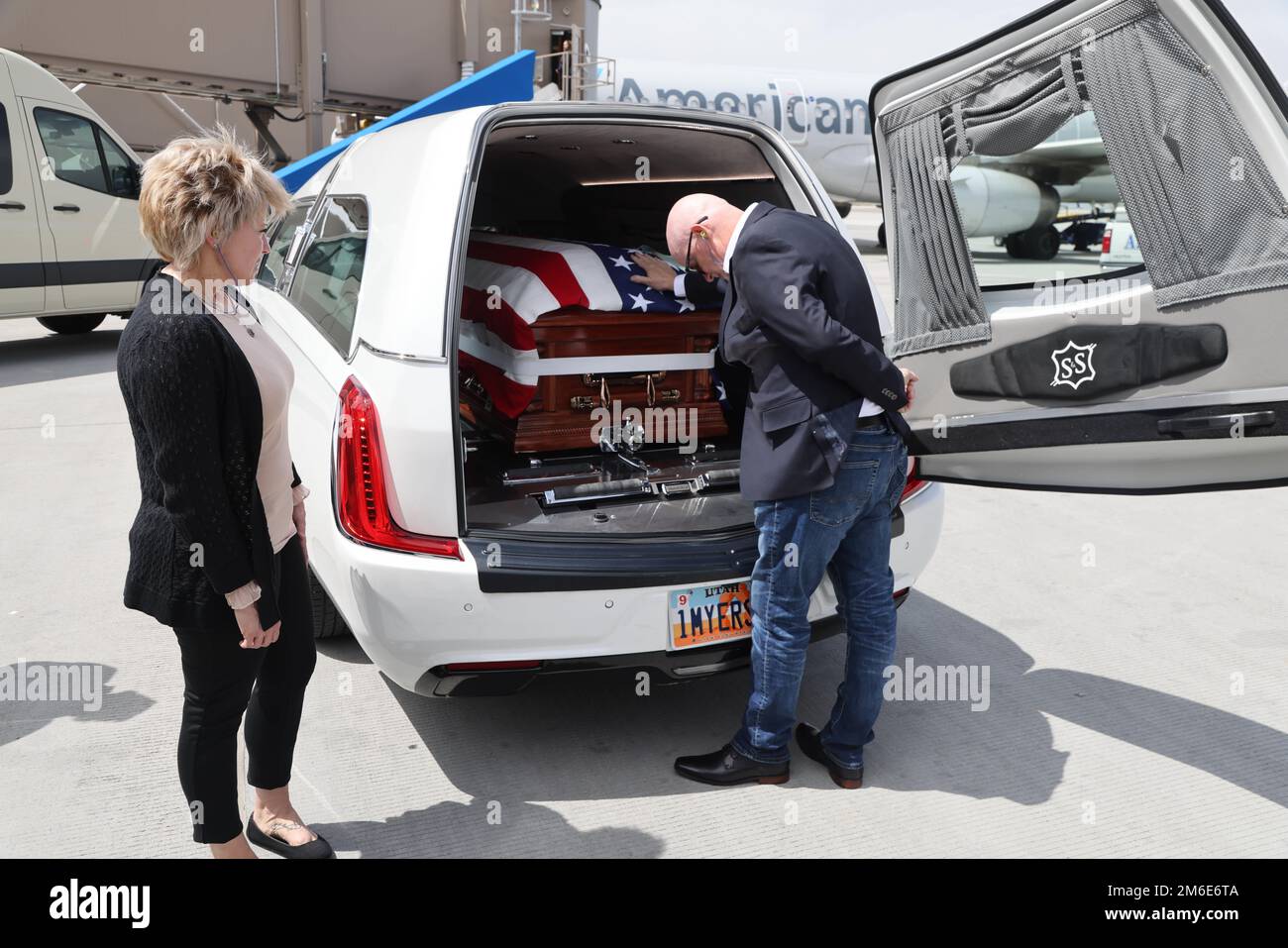 Le caporal David B. Milano, MIA, a été perdu en action pendant la guerre de Corée contre 2 décembre 1950. Après 71 ans, il sera rapatrié aux États-Unis et réunifié avec sa famille. Une garde d'honneur composée de membres de la Garde nationale de l'Utah dirige un honorable Carry à l'aéroport international de Salt Lake City, à 26 avril 2022. Milano est né à Chicago, Illinois, le 23 décembre 1932, à Albert et Lida Milano. Sa famille a déménagé dans l'Utah, où Milano sera mis au repos à côté de sa mère, sa sœur et son beau-frère à Evergreen Memorial Park, 100 Monroe Blvd., Ogden, Utah. Banque D'Images