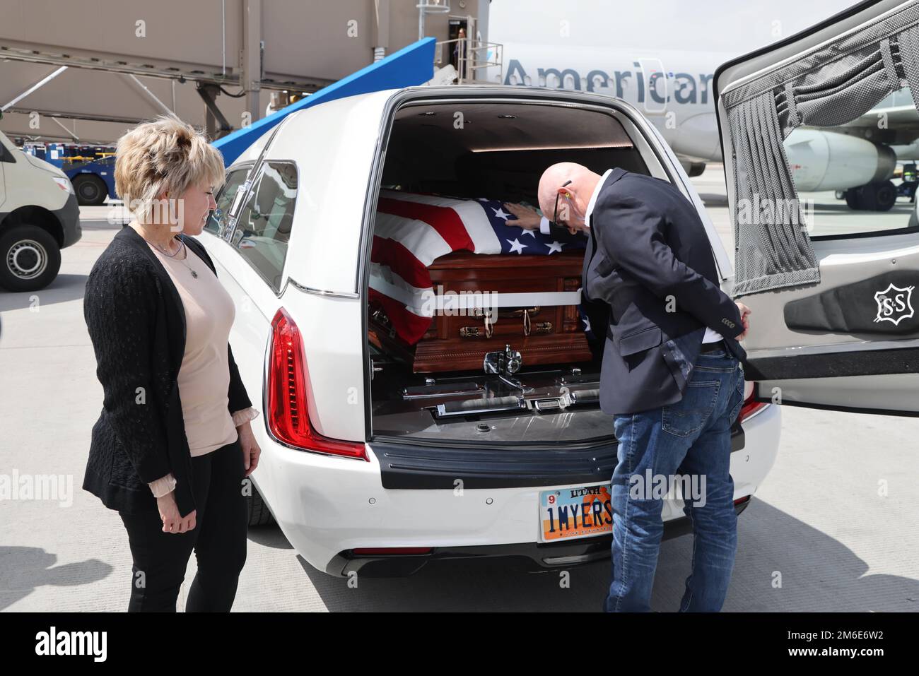 Le caporal David B. Milano, MIA, a été perdu en action pendant la guerre de Corée contre 2 décembre 1950. Après 71 ans, il sera rapatrié aux États-Unis et réunifié avec sa famille. Une garde d'honneur composée de membres de la Garde nationale de l'Utah dirige un honorable Carry à l'aéroport international de Salt Lake City, à 26 avril 2022. Milano est né à Chicago, Illinois, le 23 décembre 1932, à Albert et Lida Milano. Sa famille a déménagé dans l'Utah, où Milano sera mis au repos à côté de sa mère, sa sœur et son beau-frère à Evergreen Memorial Park, 100 Monroe Blvd., Ogden, Utah. Banque D'Images