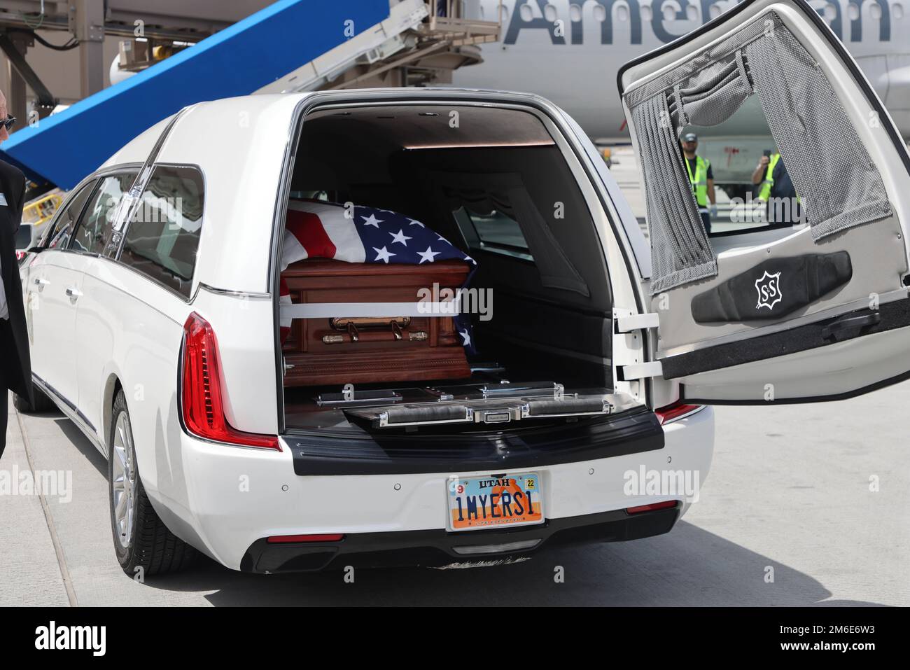 Le caporal David B. Milano, MIA, a été perdu en action pendant la guerre de Corée contre 2 décembre 1950. Après 71 ans, il sera rapatrié aux États-Unis et réunifié avec sa famille. Une garde d'honneur composée de membres de la Garde nationale de l'Utah dirige un honorable Carry à l'aéroport international de Salt Lake City, à 26 avril 2022. Milano est né à Chicago, Illinois, le 23 décembre 1932, à Albert et Lida Milano. Sa famille a déménagé dans l'Utah, où Milano sera mis au repos à côté de sa mère, sa sœur et son beau-frère à Evergreen Memorial Park, 100 Monroe Blvd., Ogden, Utah. Banque D'Images