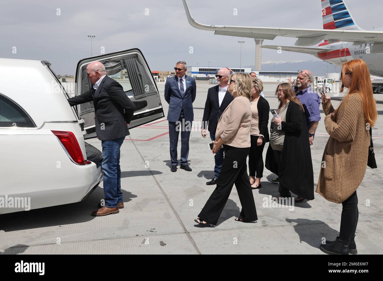 Le caporal David B. Milano, MIA, a été perdu en action pendant la guerre de Corée contre 2 décembre 1950. Après 71 ans, il sera rapatrié aux États-Unis et réunifié avec sa famille. Une garde d'honneur composée de membres de la Garde nationale de l'Utah dirige un honorable Carry à l'aéroport international de Salt Lake City, à 26 avril 2022. Milano est né à Chicago, Illinois, le 23 décembre 1932, à Albert et Lida Milano. Sa famille a déménagé dans l'Utah, où Milano sera mis au repos à côté de sa mère, sa sœur et son beau-frère à Evergreen Memorial Park, 100 Monroe Blvd., Ogden, Utah. Banque D'Images