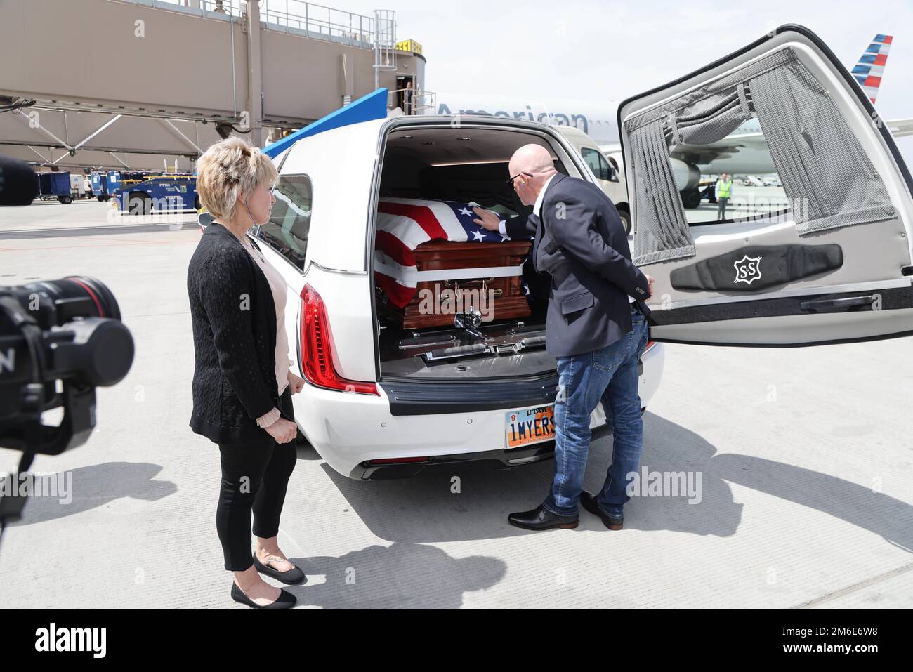 Le caporal David B. Milano, MIA, a été perdu en action pendant la guerre de Corée contre 2 décembre 1950. Après 71 ans, il sera rapatrié aux États-Unis et réunifié avec sa famille. Une garde d'honneur composée de membres de la Garde nationale de l'Utah dirige un honorable Carry à l'aéroport international de Salt Lake City, à 26 avril 2022. Milano est né à Chicago, Illinois, le 23 décembre 1932, à Albert et Lida Milano. Sa famille a déménagé dans l'Utah, où Milano sera mis au repos à côté de sa mère, sa sœur et son beau-frère à Evergreen Memorial Park, 100 Monroe Blvd., Ogden, Utah. Banque D'Images