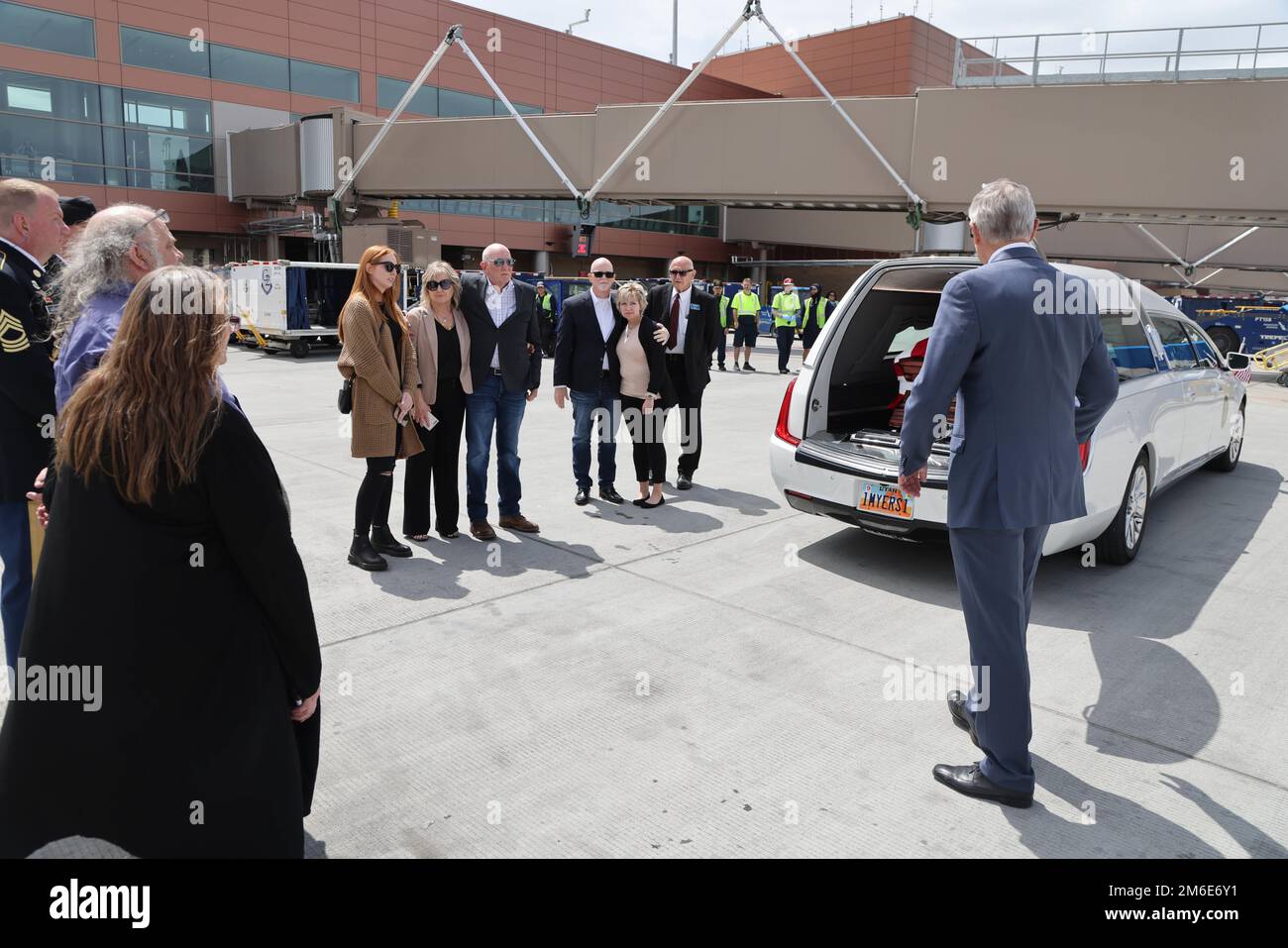 Le caporal David B. Milano, MIA, a été perdu en action pendant la guerre de Corée contre 2 décembre 1950. Après 71 ans, il sera rapatrié aux États-Unis et réunifié avec sa famille. Une garde d'honneur composée de membres de la Garde nationale de l'Utah dirige un honorable Carry à l'aéroport international de Salt Lake City, à 26 avril 2022. Milano est né à Chicago, Illinois, le 23 décembre 1932, à Albert et Lida Milano. Sa famille a déménagé dans l'Utah, où Milano sera mis au repos à côté de sa mère, sa sœur et son beau-frère à Evergreen Memorial Park, 100 Monroe Blvd., Ogden, Utah. Banque D'Images