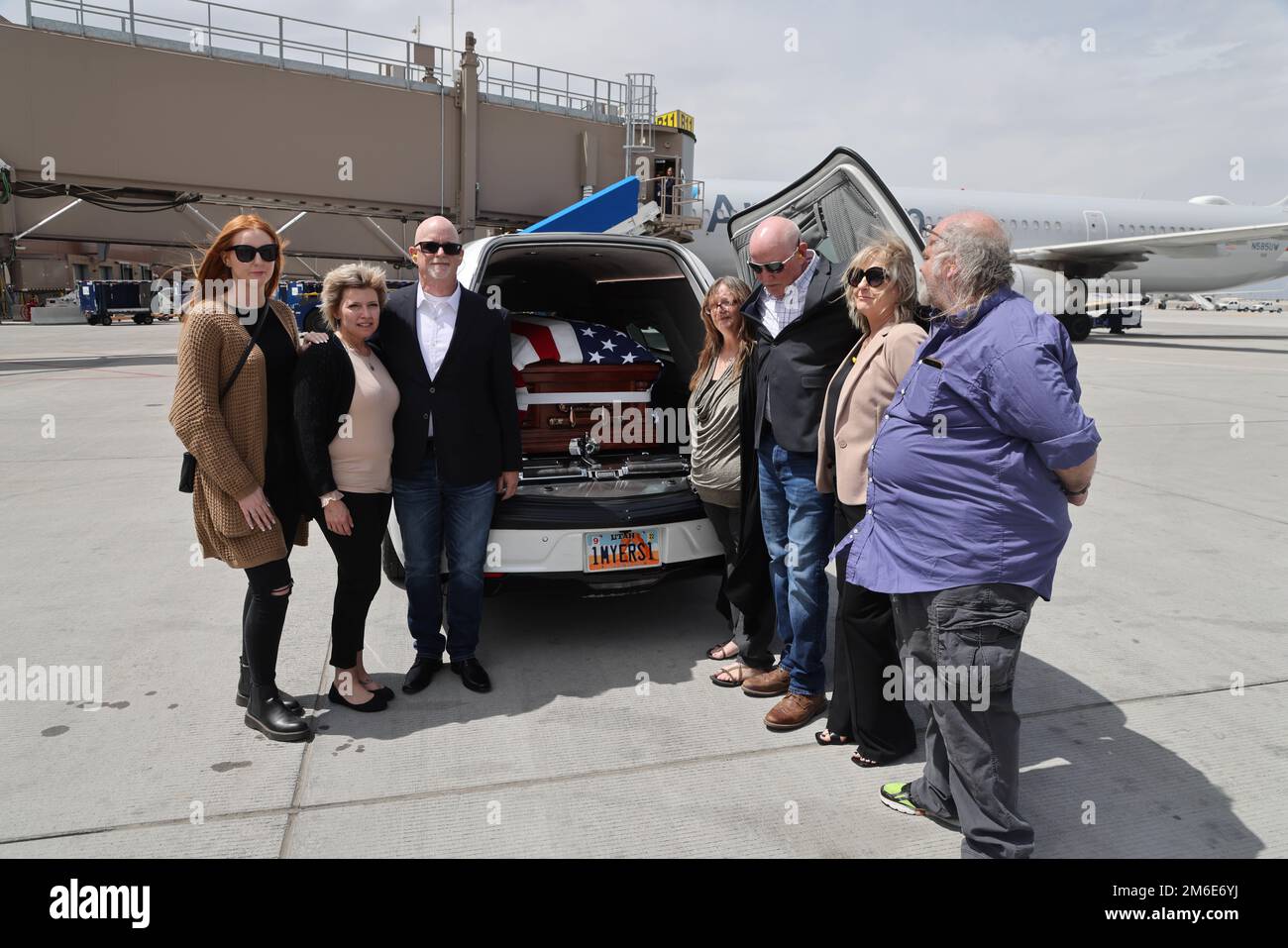 Le caporal David B. Milano, MIA, a été perdu en action pendant la guerre de Corée contre 2 décembre 1950. Après 71 ans, il sera rapatrié aux États-Unis et réunifié avec sa famille. Une garde d'honneur composée de membres de la Garde nationale de l'Utah dirige un honorable Carry à l'aéroport international de Salt Lake City, à 26 avril 2022. Milano est né à Chicago, Illinois, le 23 décembre 1932, à Albert et Lida Milano. Sa famille a déménagé dans l'Utah, où Milano sera mis au repos à côté de sa mère, sa sœur et son beau-frère à Evergreen Memorial Park, 100 Monroe Blvd., Ogden, Utah. Banque D'Images