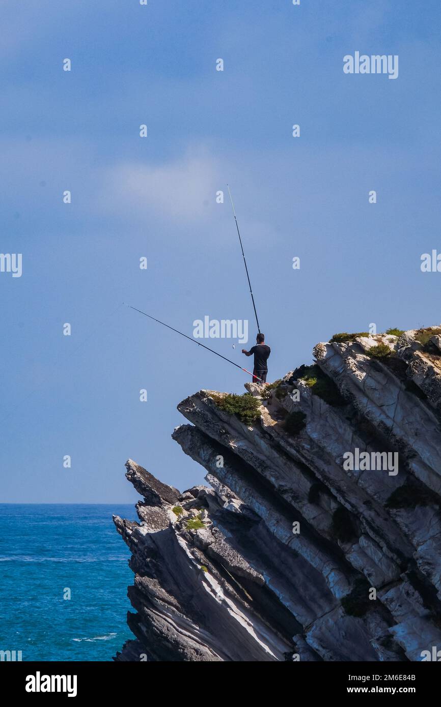 Baleal, Portugal - Un homme pêche sur les formations rocheuses Banque D'Images