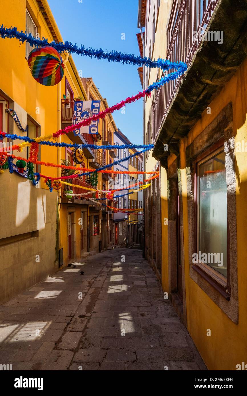 Porto, Portugal - petite place Cobblestone avec maisons traditionnelles colorées Banque D'Images