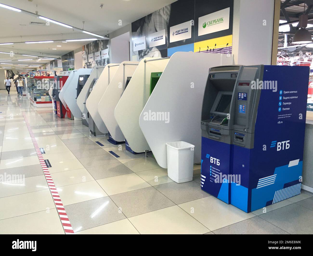 Distributeurs automatiques de billets dans un centre commercial en Russie. Machines de monnaie financière avec partitions Banque D'Images