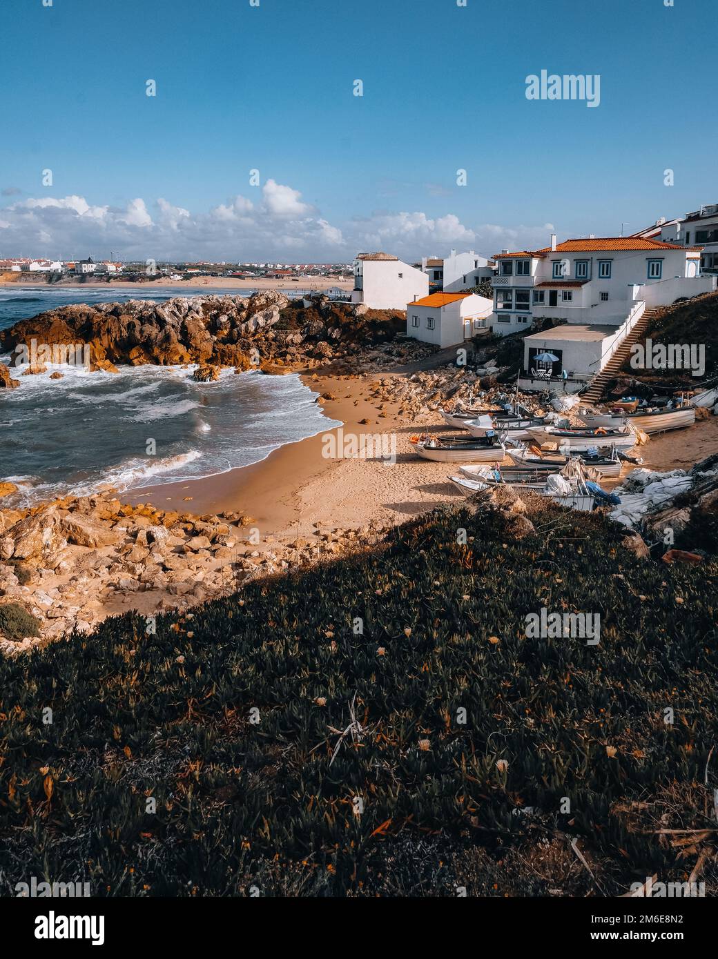 Pêcheurs et bateaux de pêche dans une petite baie Rocky dans un populaire Surf Resort dans la région Ouest Banque D'Images