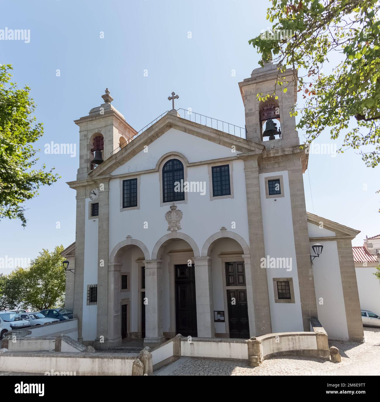 Ourém Santarém Portugal - 08 09 2022: Façade avant vue sur l'église notre-Dame de la miséricorde, ou église Nossa Senhora das Misericórdias, à l'intérieur Banque D'Images