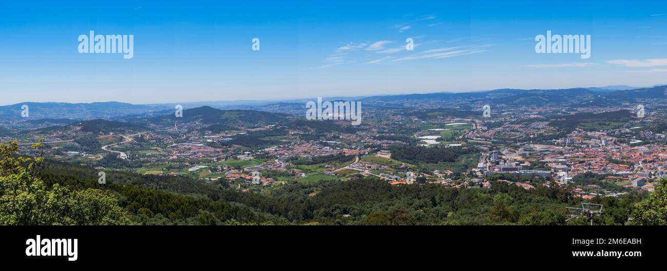 Guimarí€es, Portugal - vue panoramique sur la ville et les montagnes environnantes depuis le parc de Penha Banque D'Images