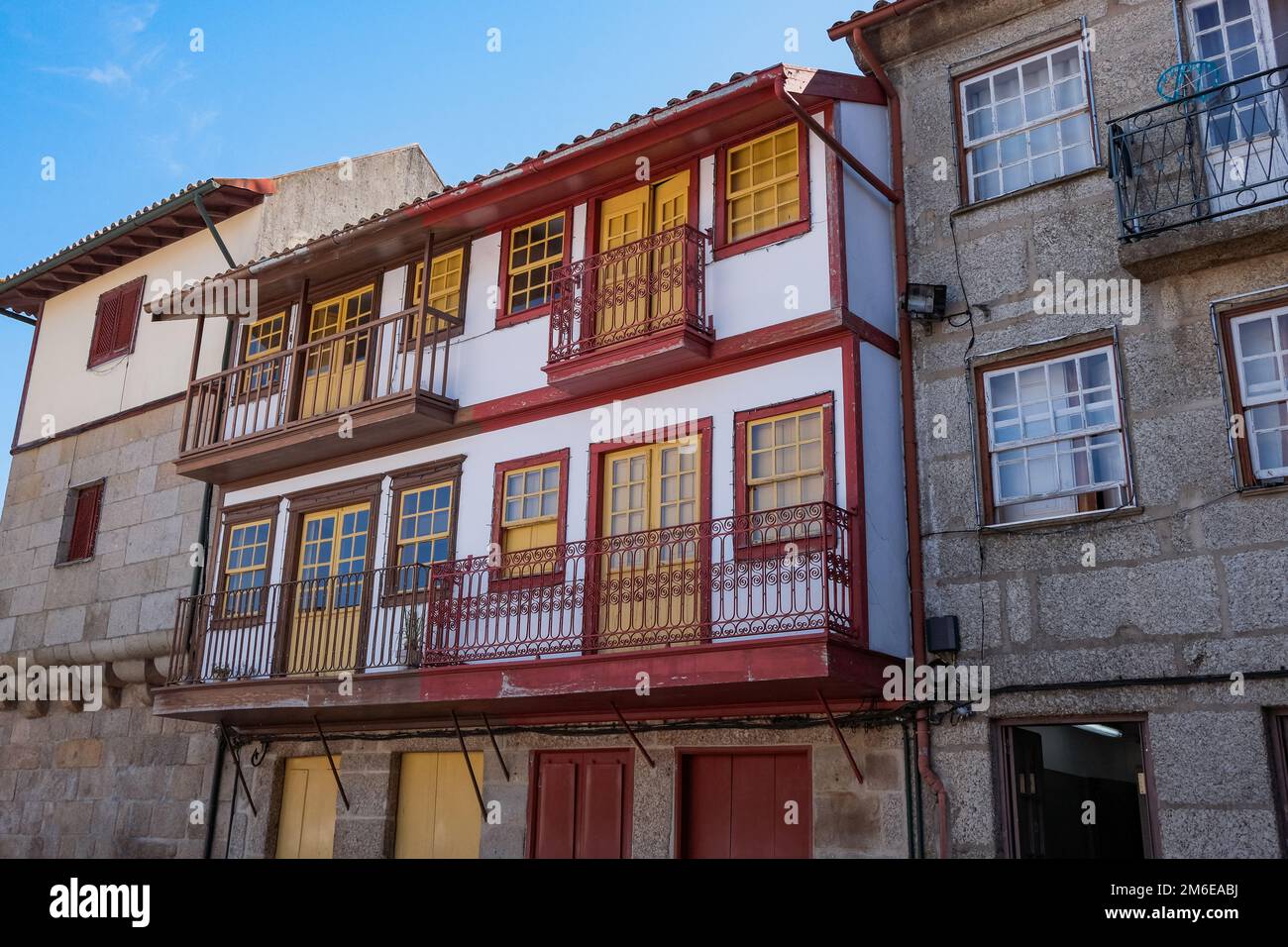 Guimarí€es, Portugal - belles maisons médiévales en pierre traditionnelles colorées et préservées Banque D'Images