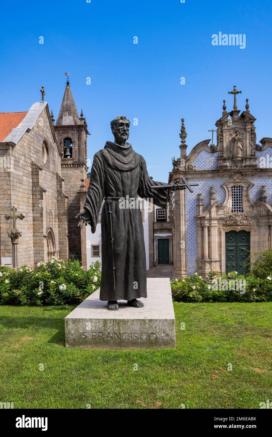Guimarí€es, Portugal - statue de Saint François en face de l'église Saint François Banque D'Images