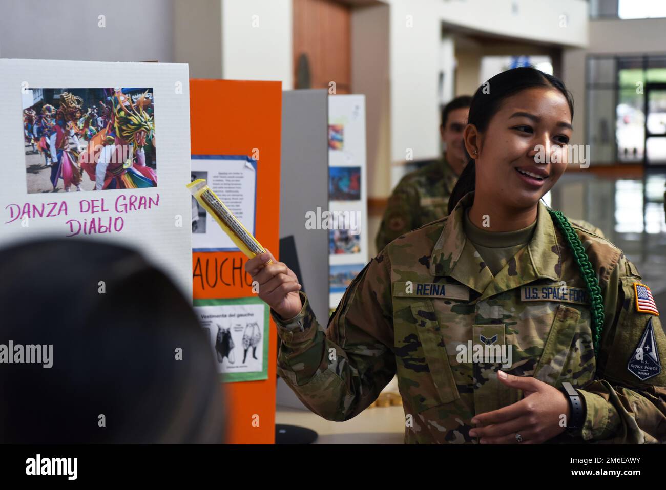 ÉTATS-UNIS CPS de la Force spatiale. 3 Grace Reina, étudiante au 316th e Escadron d'entraînement, partage des histoires sur sa nation natale du Panama avec des participants à l'AFB de Goodfellow et à la foire linguistique et culturelle de l'Université d'État Angelo, 26 avril 2022, San Angelo, Texas. Reina partage ses expériences avec d'autres linguistes hispanophones, les encourageant à visiter Panama et à s'immerger dans sa culture. Banque D'Images