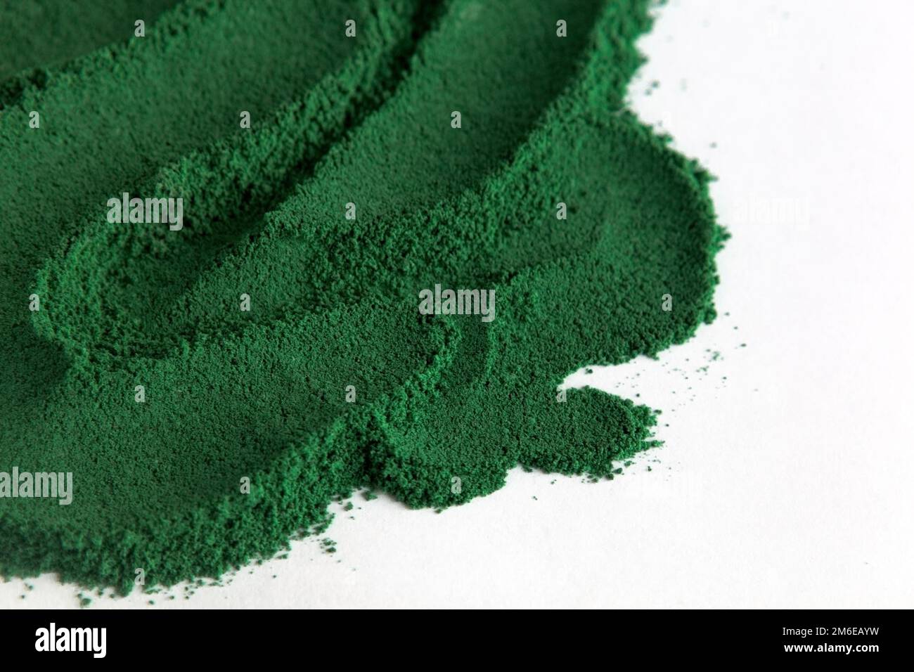Chlorelle verte ou algues de la spiruline, ou matcha, sur fond blanc Banque D'Images