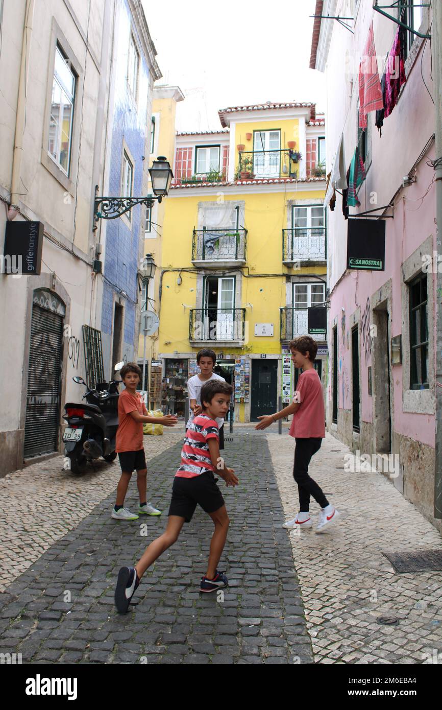 C'est les petites choses dans la vie. Portugais 'scugnizzi' jouant à Lisbonne. Les enfants nous enseignent tant de choses, s'arrêter et se lapider. Bairro Alto est l'équivalent de Quartieri Spagnoli, à Naples. Vous trouvez la même liberté et la même joie de vivre. Banque D'Images