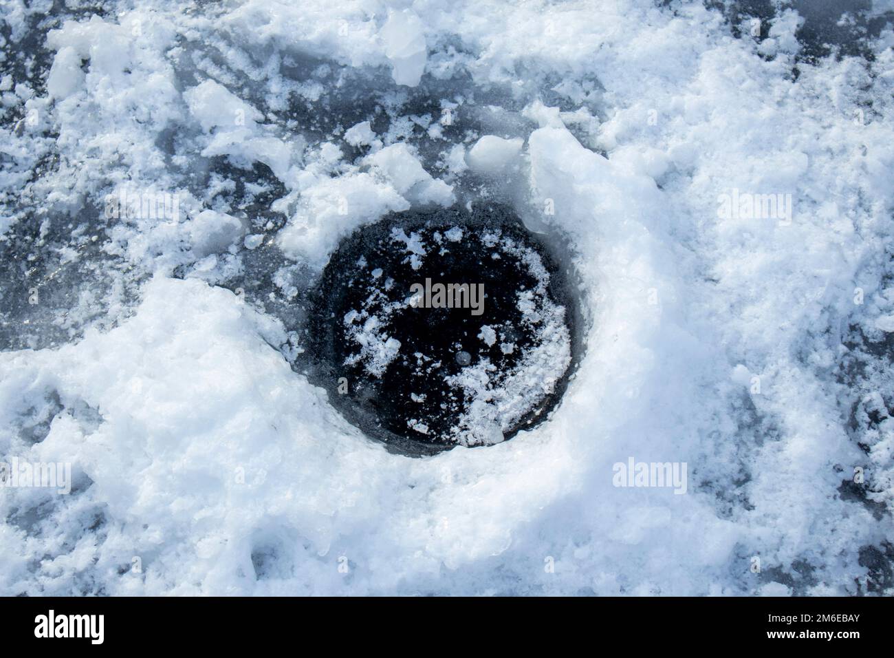 un trou dans la glace. pêche d'hiver Banque D'Images