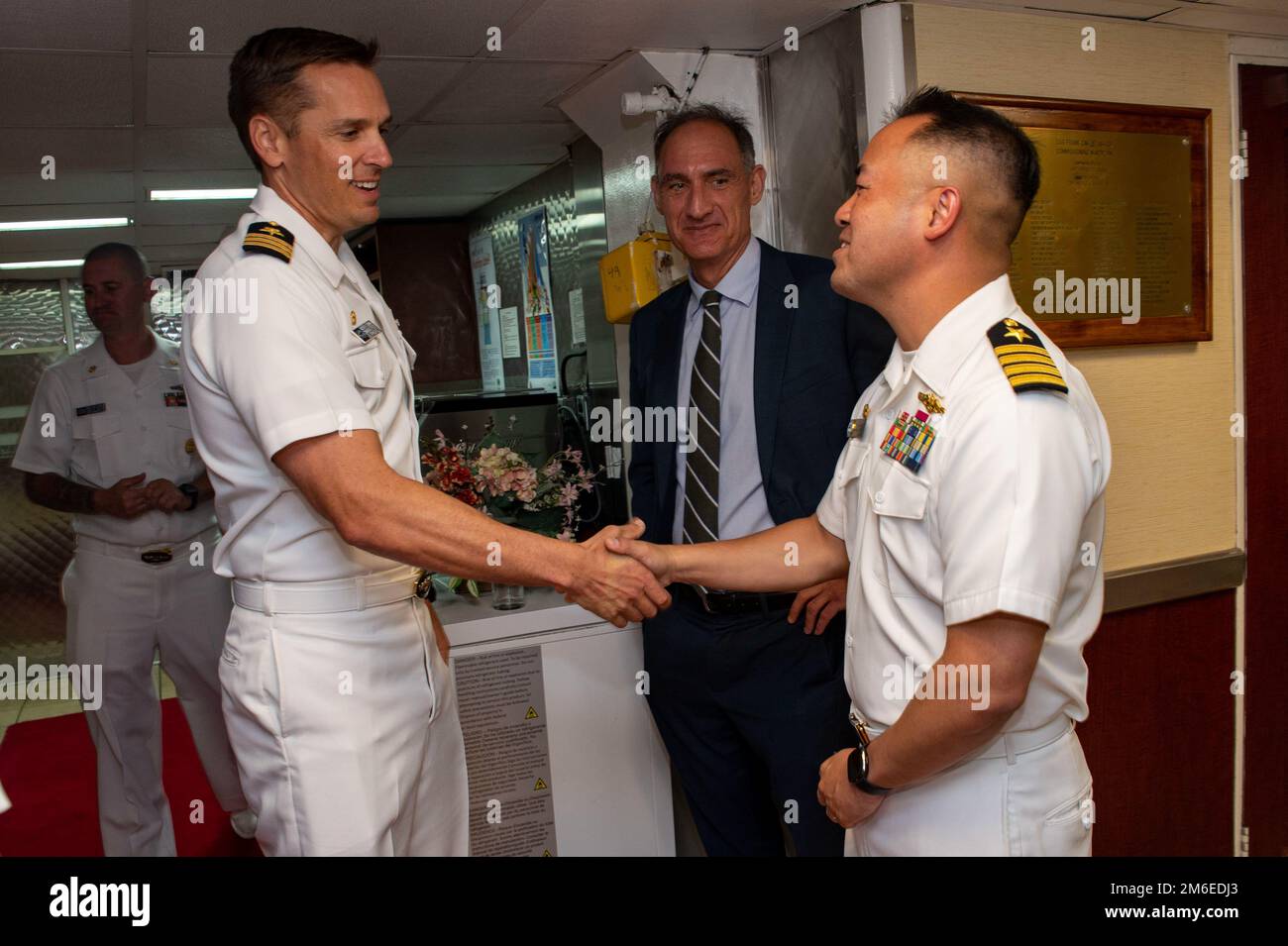 PERTH, Australie (26 avril 2022) – le capitaine Albert Alarcon, commandant de l'émory S. le sous-marin de classe terrestre USS Frank Cable (AS 40) , à droite, accueille Cmdr. Andrew Domina, commandant du sous-marin d'attaque rapide de classe Los Angeles USS Springfield (SSN 761), lors d'un dîner de visiteur distingué tenu à bord de Frank Cable, 24 avril 2022. Frank Cable est actuellement en patrouille pour la maintenance et la logistique des expéditions à l'appui de la sécurité nationale dans la zone d'opérations de la flotte américaine 7th. Banque D'Images