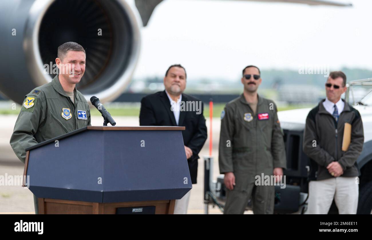 Le colonel Shanon Anderson, vice-commandant de l'escadre du transport aérien du 436th septembre, s'adresse aux participants après l'arrivée d'un relais KC-10A au Musée du Commandement de la mobilité aérienne, sur la base de la Force aérienne de Douvres, Delaware (26 avril 2022). Anderson a enregistré sa première mission de combat et sa première mission de combat en 104th sur cet avion exact. L'avion a été retiré de la base commune McGuire-dix-Lakehurst (New Jersey) à l'AFB de Douvres pour devenir l'ajout de 36th au Musée AMC. Banque D'Images Le colonel Shanon Anderson, vice-commandant de l'escadre du transport aérien du 436th septembre, s'adresse aux participants après l'arrivée d'un relais KC-10A au Musée du Commandement de la mobilité aérienne, sur la base de la Force aérienne de Douvres, Delaware (26 avril 2022). Anderson a enregistré sa première mission de combat et sa première mission de combat en 104th sur cet avion exact. L'avion a été retiré de la base commune McGuire-dix-Lakehurst (New Jersey) à l'AFB de Douvres pour devenir l'ajout de 36th au Musée AMC. Banque D'Images