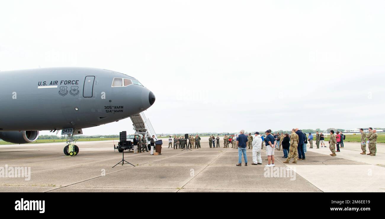 Les participants écoutent les conférenciers invités lors d'une cérémonie de retraite du KC-10A Extender au Musée du Commandement de la mobilité aérienne, sur la base aérienne de Douvres, Delaware, 26 avril 2022. Cet avion en particulier était le premier des 60 Extenders qui sont entrés aux États-Unis Inventaire de la Force aérienne. L'avion a été retiré de la base commune McGuire-dix-Lakehurst (New Jersey) à l'AFB de Douvres pour devenir l'ajout de 36th au Musée AMC. Banque D'Images Les participants écoutent les conférenciers invités lors d'une cérémonie de retraite du KC-10A Extender au Musée du Commandement de la mobilité aérienne, sur la base aérienne de Douvres, Delaware, 26 avril 2022. Cet avion en particulier était le premier des 60 Extenders qui sont entrés aux États-Unis Inventaire de la Force aérienne. L'avion a été retiré de la base commune McGuire-dix-Lakehurst (New Jersey) à l'AFB de Douvres pour devenir l'ajout de 36th au Musée AMC. Banque D'Images