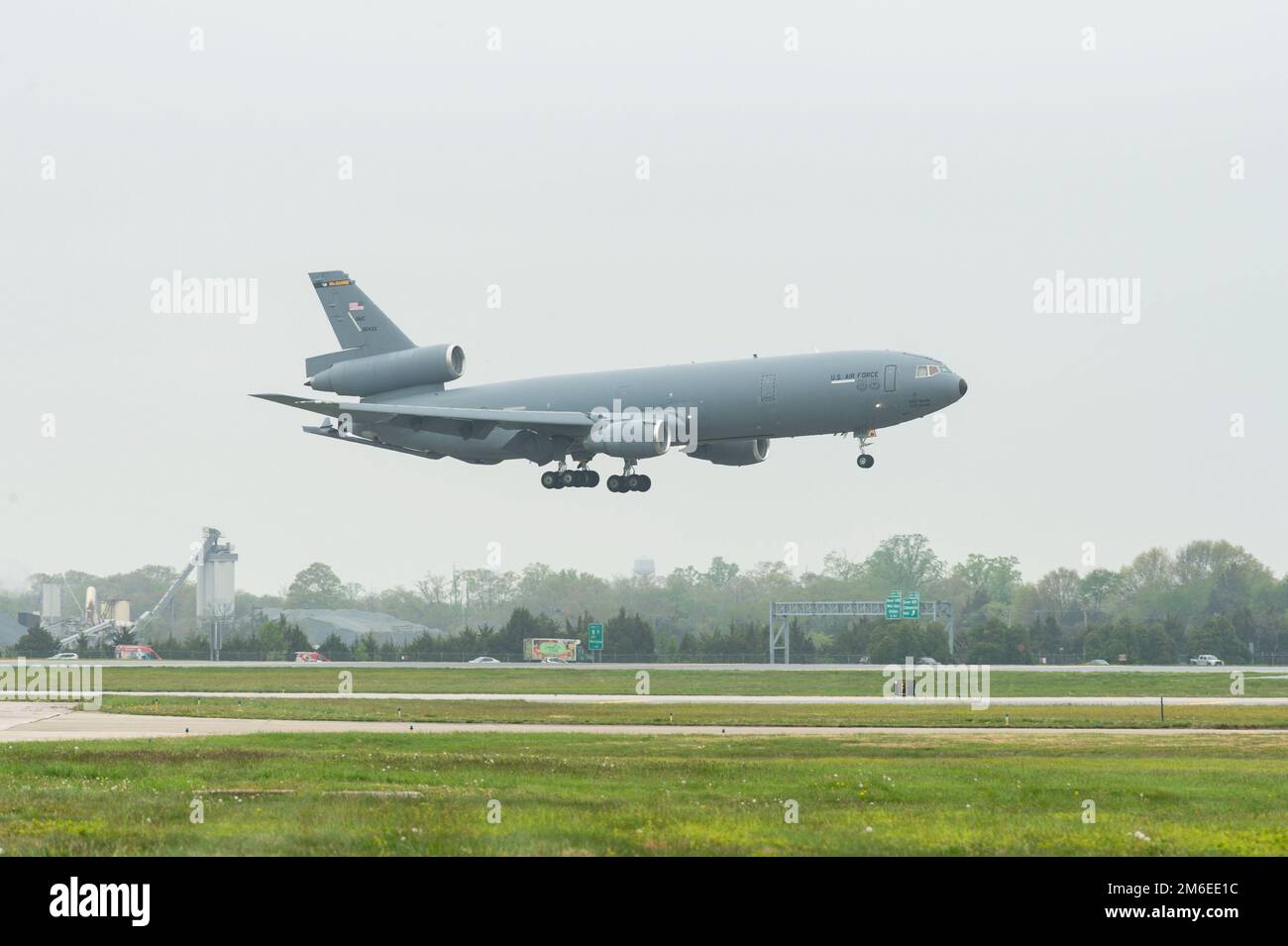 Le KC-10A Extender, numéro de queue 79-0433, se prépare à atterrir à la base aérienne de Douvres, Delaware (26 avril 2022). Cet avion en particulier était le premier des 60 Extenders qui sont entrés aux États-Unis Inventaire de la Force aérienne. L'avion a été retiré de la base commune McGuire-dix-Lakehurst, dans le New Jersey, à l'AFB de Douvres pour devenir l'ajout de 36th au Air Mobility Command Museum. Banque D'Images Le KC-10A Extender, numéro de queue 79-0433, se prépare à atterrir à la base aérienne de Douvres, Delaware (26 avril 2022). Cet avion en particulier était le premier des 60 Extenders qui sont entrés aux États-Unis Inventaire de la Force aérienne. L'avion a été retiré de la base commune McGuire-dix-Lakehurst, dans le New Jersey, à l'AFB de Douvres pour devenir l'ajout de 36th au Air Mobility Command Museum. Banque D'Images