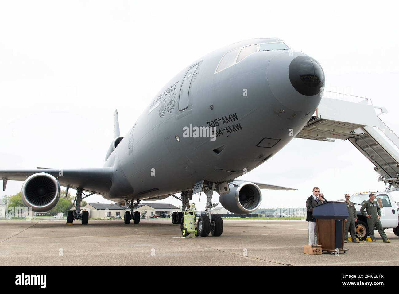 Stuart Lockhart, historien de la 305th e Escadre de la mobilité aérienne, s'adresse aux participants après l'arrivée d'un relais KC-10A au Musée du commandement de la mobilité aérienne, sur la base de la Force aérienne de Douvres, Delaware (26 avril 2022). Cet avion en particulier était le premier des 60 Extenders qui sont entrés aux États-Unis Inventaire de la Force aérienne. L'avion a été retiré de la base commune McGuire-dix-Lakehurst (New Jersey) à l'AFB de Douvres pour devenir l'ajout de 36th au Musée AMC. Banque D'Images Stuart Lockhart, historien de la 305th e Escadre de la mobilité aérienne, s'adresse aux participants après l'arrivée d'un relais KC-10A au Musée du commandement de la mobilité aérienne, sur la base de la Force aérienne de Douvres, Delaware (26 avril 2022). Cet avion en particulier était le premier des 60 Extenders qui sont entrés aux États-Unis Inventaire de la Force aérienne. L'avion a été retiré de la base commune McGuire-dix-Lakehurst (New Jersey) à l'AFB de Douvres pour devenir l'ajout de 36th au Musée AMC. Banque D'Images
