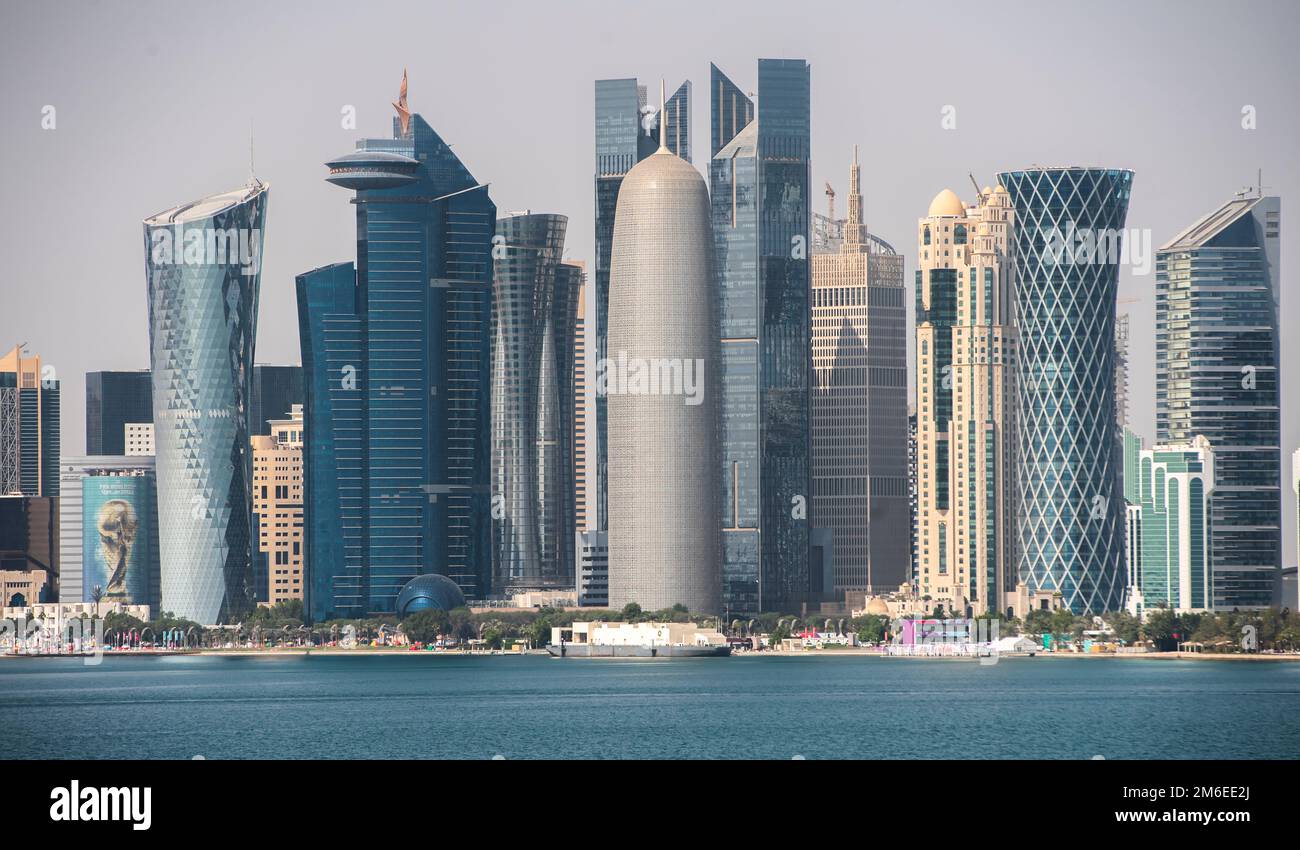 Bâtiments sur le front de mer à Doha, Qatar, y compris la Tour Tornado, également appelée la Tour QIPCO, le Burj Doha (Tour Doha), la Pyramide en forme de S Banque D'Images