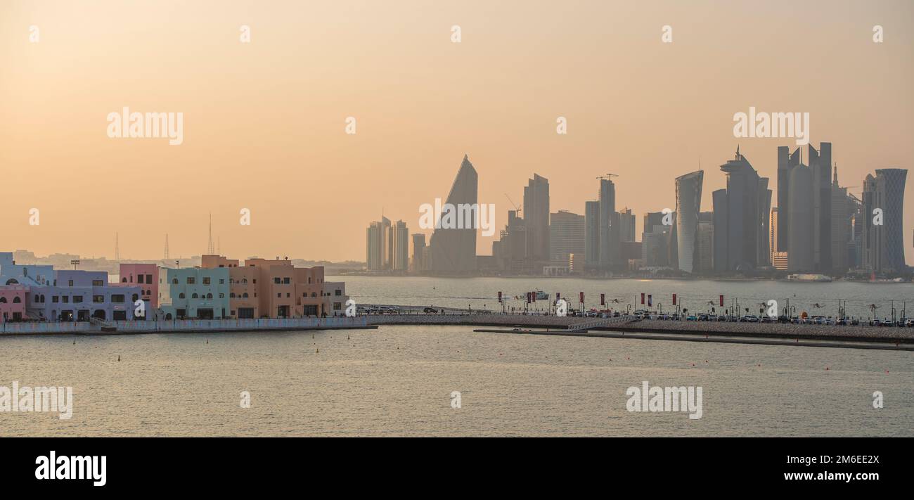 Mina District Corniche (à gauche) et bâtiments sur le front de mer à Doha, Qatar, y compris la Tour Tornado, également appelée la Tour QIPCO, le Burj Doha Banque D'Images