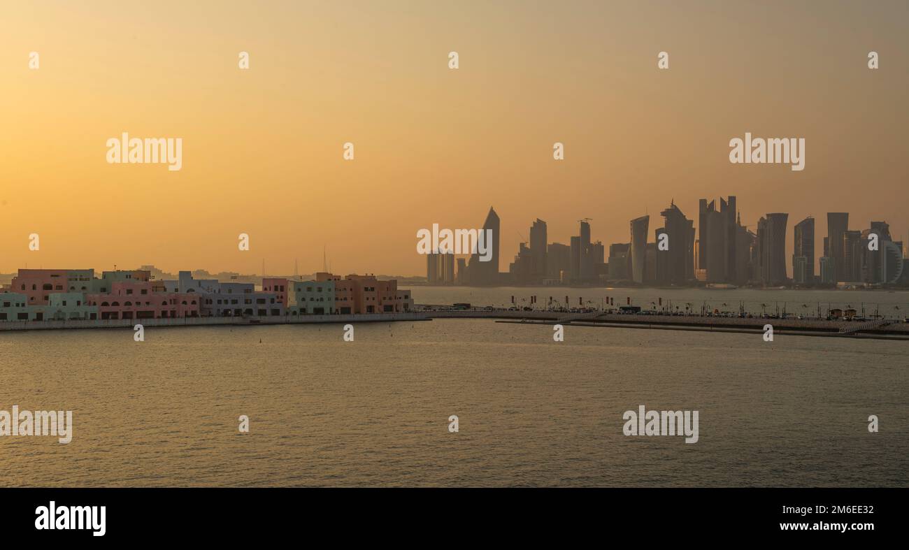 Mina District Corniche (à gauche) et bâtiments sur le front de mer à Doha, Qatar, y compris la Tour Tornado, également appelée la Tour QIPCO, le Burj Doha Banque D'Images