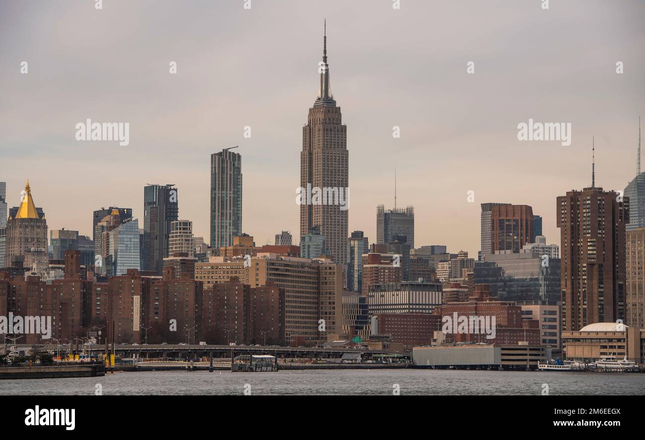 Les gratte-ciel de Midtown Manhattan, y compris l'Empire State Building et des immeubles à côté de l'East River Park Field, New York City Banque D'Images