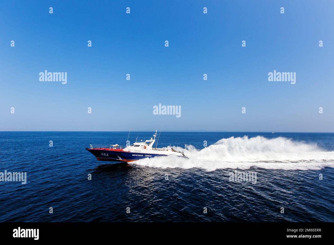 Un bateau de la Garde côtière va à grande vitesse à travers la zone d'eau de Vladivostok Banque D'Images