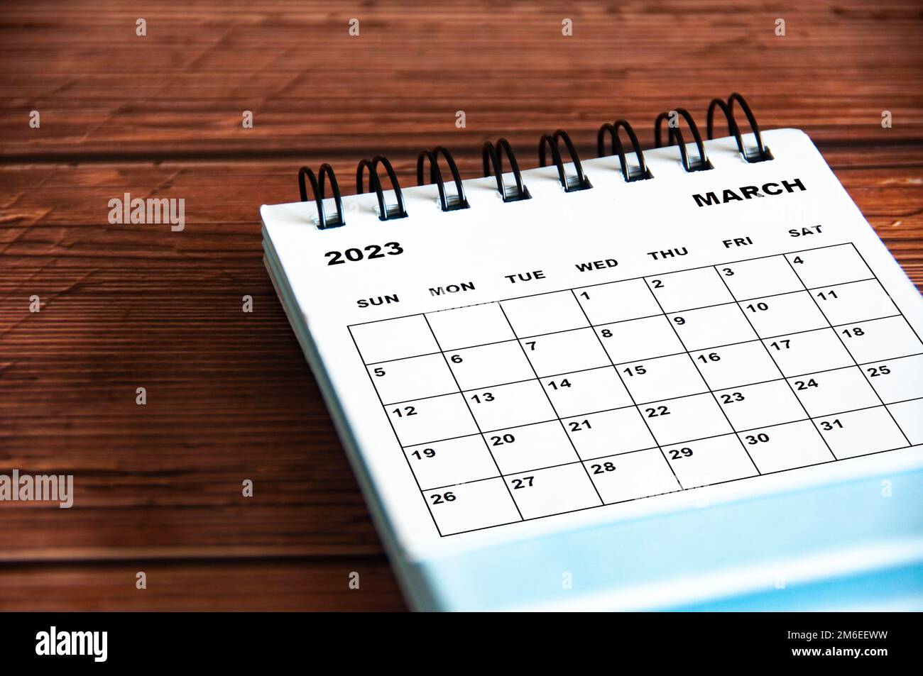 Calendrier du bureau blanc de mars 2023 sur fond de table en bois. Banque D'Images