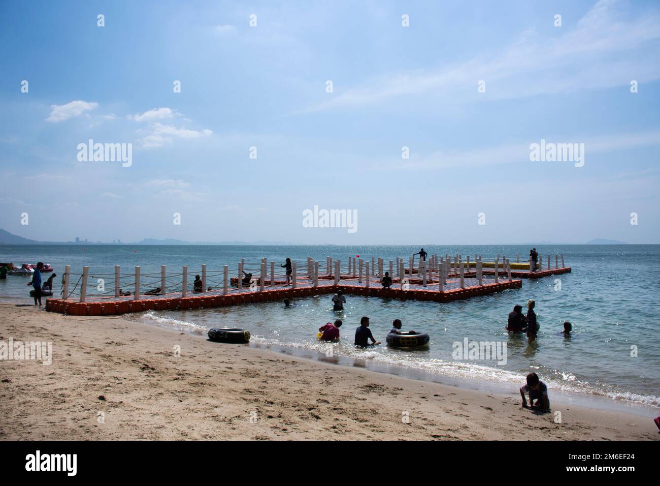 Les thaïlandais et les voyageurs étrangers voyagent visiter le sable de jeu et la baignade eau de vague en mer avec pontons en plastique jetée océan de Bangsaen Beach à Chon Bur Banque D'Images