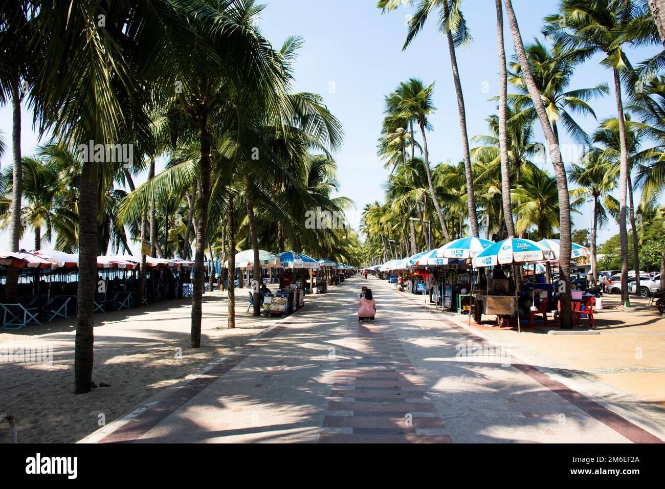 Chemin pédestre rue pour les gens thaïlandais et les voyageurs étrangers marcher repos se détendre entre la visite de voyage et nager dans l'océan de Bangsaen Beach à Chon Buri Banque D'Images