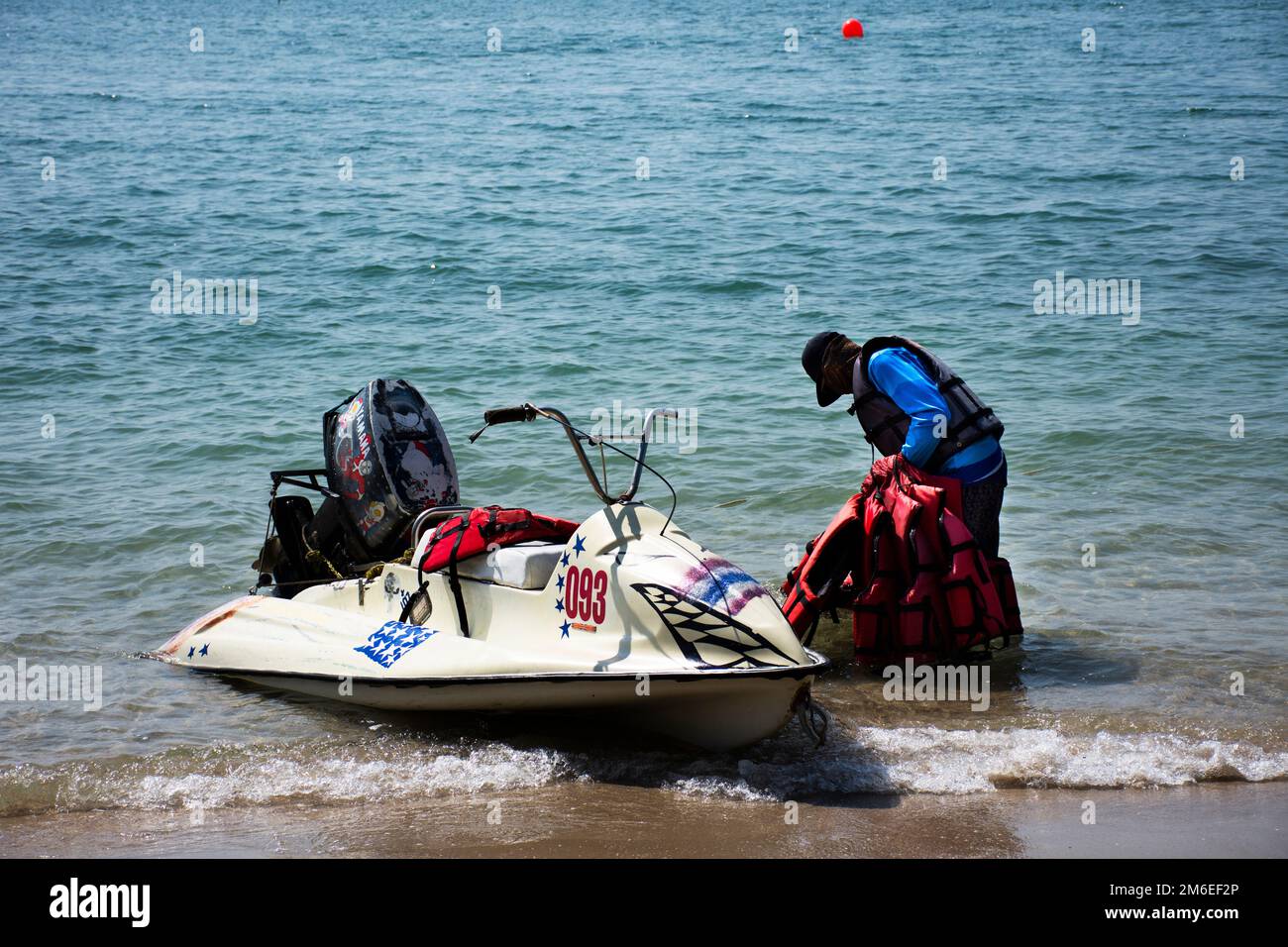 Les gens thaïlandais et les voyageurs étrangers voyagent visiter jouer à la baignade eau de vague en mer et à la promenade jouer jetski banane boat dans l'océan de Bangsaen Beach à Chon Banque D'Images