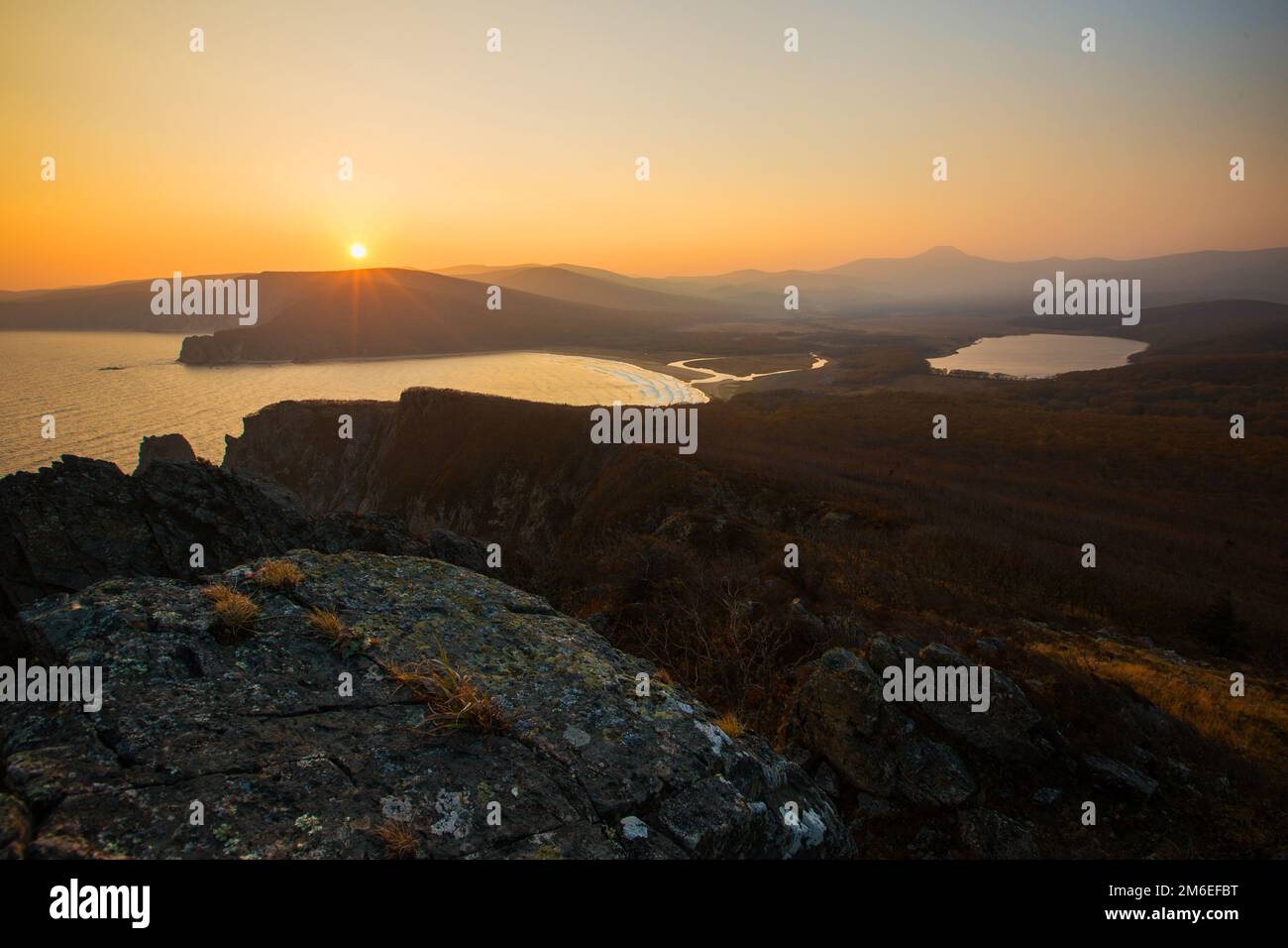 Un magnifique coucher de soleil dans la réserve de biosphère de Sikhote-Alin, dans le territoire de Primorsky Banque D'Images