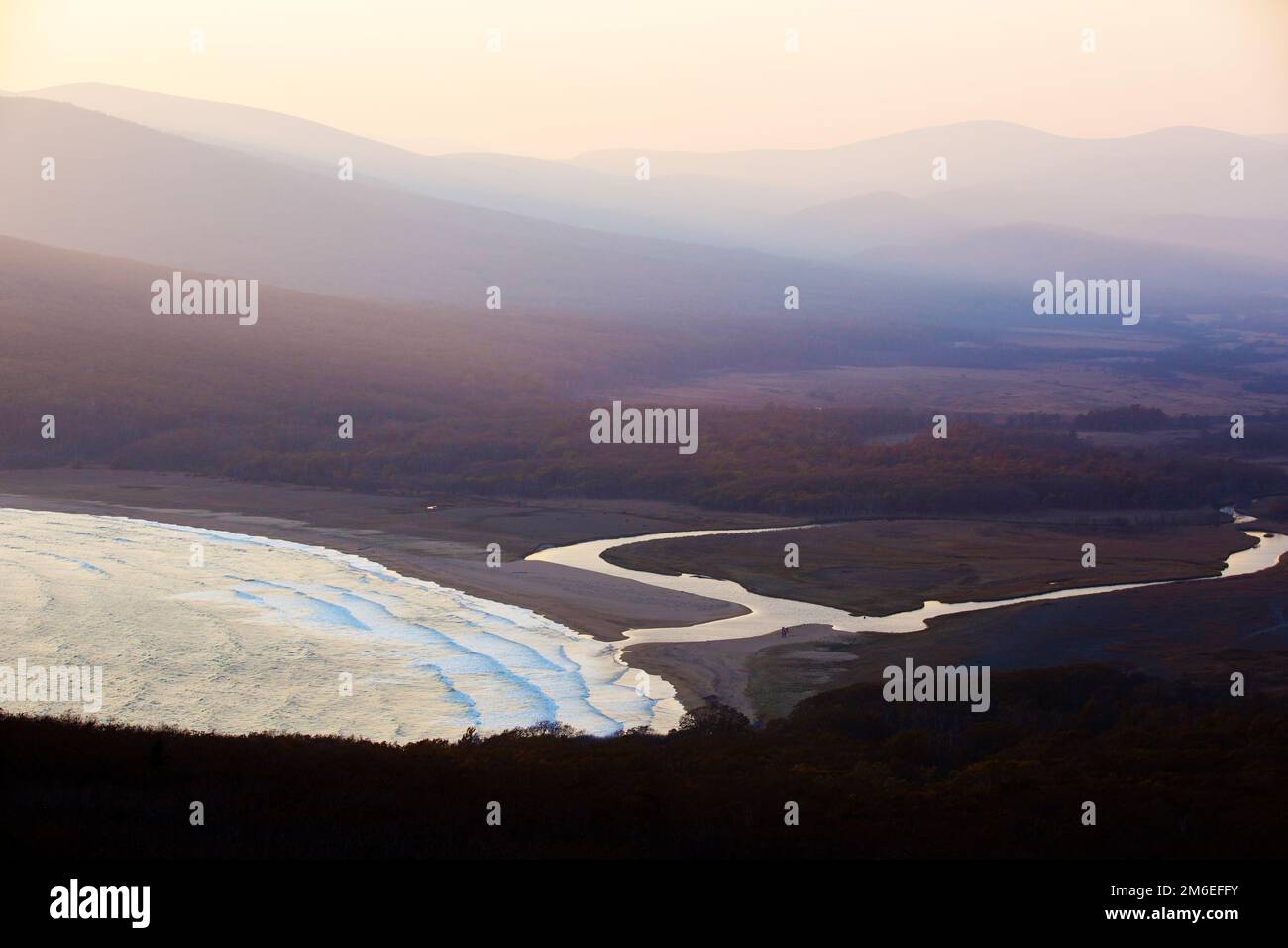 Réserve de biosphère de Sikhote-Alin dans le territoire de Primorsky. Vue panoramique sur la plage de sable de la baie de Goluchnaya et le lac. Banque D'Images