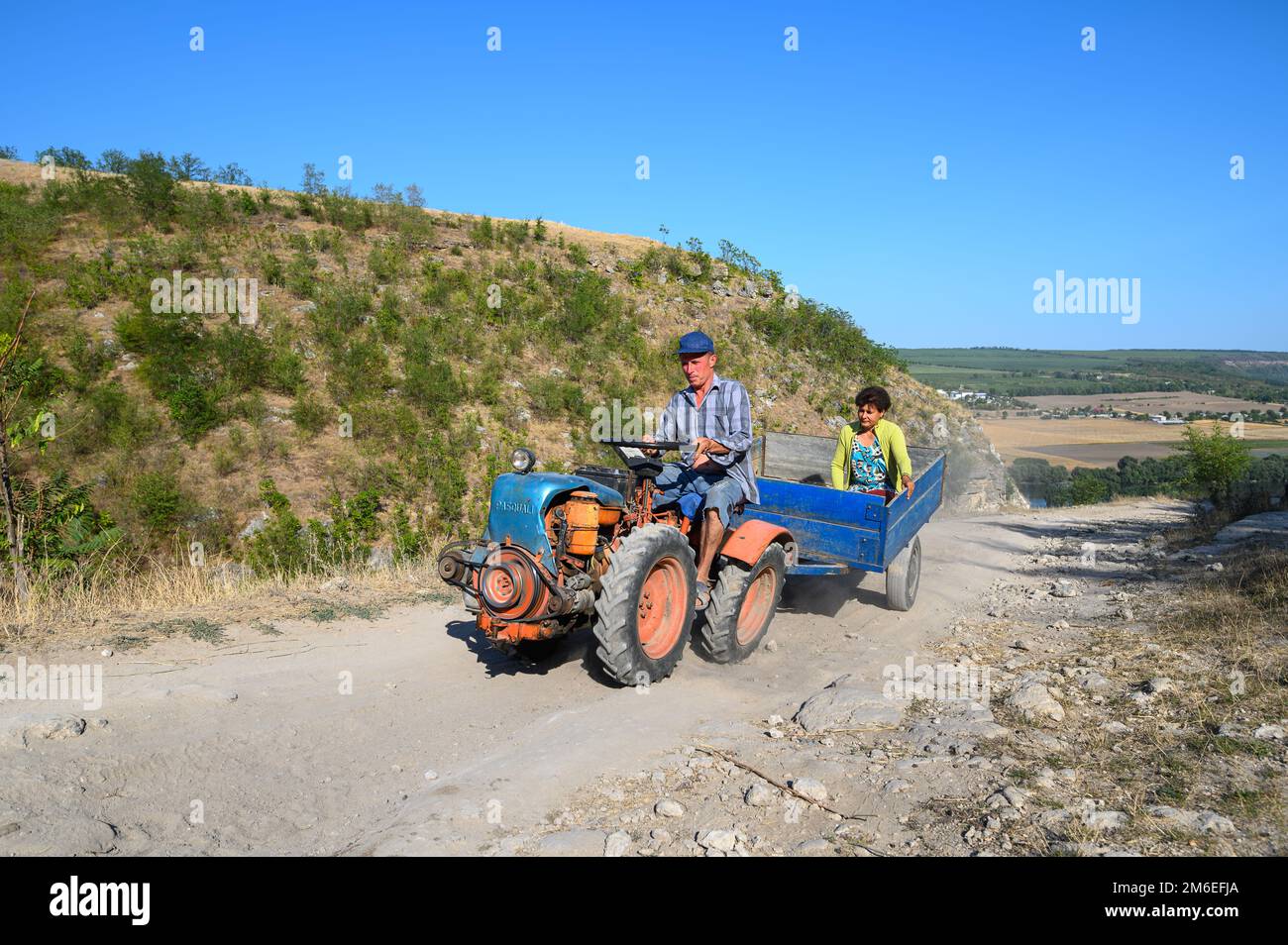 Mini-tracteur avec passagers sur la route de montagne de terre au Nord Moldavie Banque D'Images