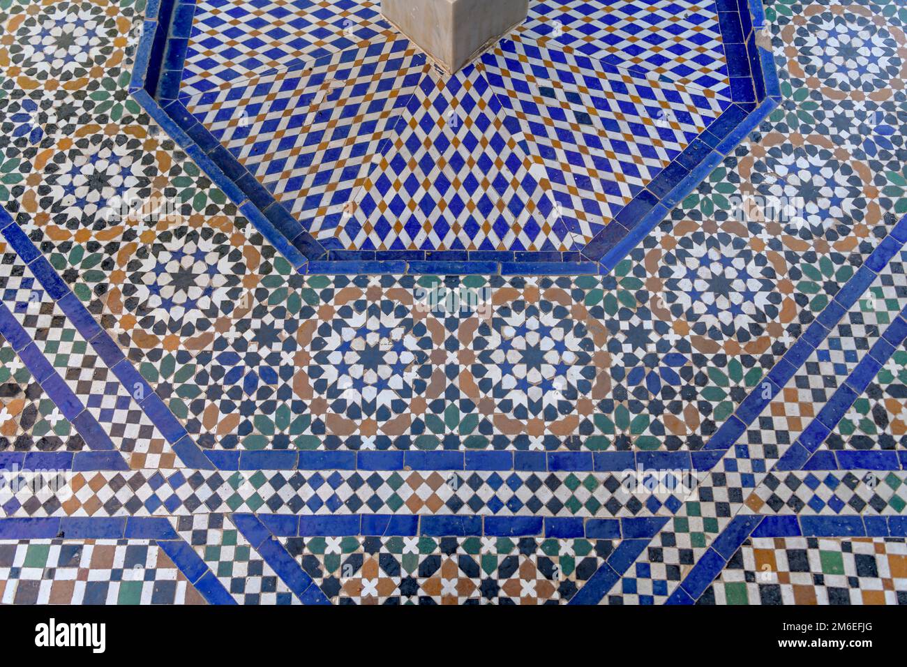 Gros plans de mosaïques de Zellige (ou Zellij) au Palais Bahia de Marrakech, au Maroc. Les formes ont été coupées à partir de carreaux plus grands pour créer des modèles islamiques. Banque D'Images
